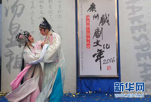 演員們在表演戲劇。(王佳