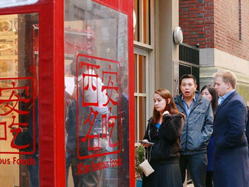 一家西安名吃店外排隊(duì)的人群,。(李大玖