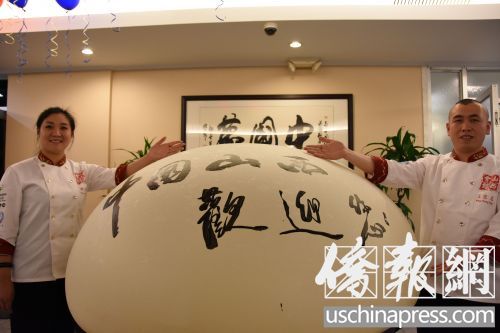 面點(diǎn)師傅為大家表演吹面球。(美國《僑報》/聶達(dá)