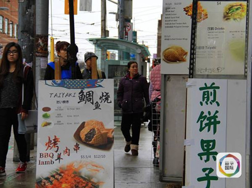 圖為多倫多唐人街的煎餅果子小店,。(晏忠華