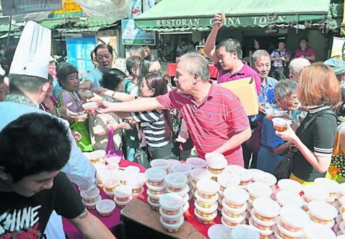 600份湯圓在短短半小時(shí)內(nèi)便派發(fā)完畢,。(馬來(lái)西亞《星洲日?qǐng)?bào)》)