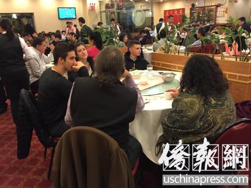 洋食客在圣誕期間享用中餐美食,。(美國《僑報》/高詩云