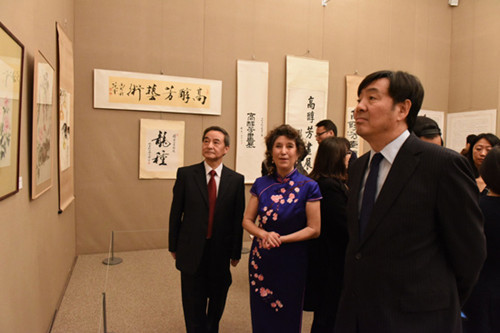 翟雋大使在文化中心主任蘇旭,、藝術(shù)家高醇芳陪同下參觀畫展,。(法國《歐洲時報》/黃冠杰