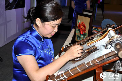 中國刺繡藝術(shù)大師成新湘女士在現(xiàn)場展示湘繡刺繡。(殷淼