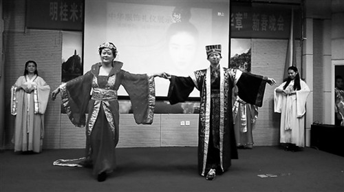 圖為外國(guó)留學(xué)生展示中華服飾禮儀文化