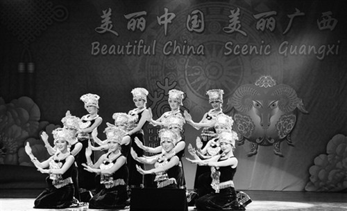 2015年3月5日,,廣西文化代表團(tuán)赴美參加2015“歡樂(lè)春節(jié)”演出,,圖為群舞《銀落舞》劇照。
