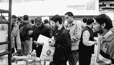 在新德里世界圖書博覽會中國主賓國展臺,,印度讀者邊看書邊品茶,。(鄒松