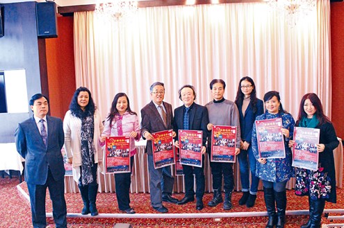 作曲家梁二黑(左4)及指揮家張振國(中)聯(lián)同多位藝術(shù)界高手各組成強大陣容,。(加拿大《星洲日報》)