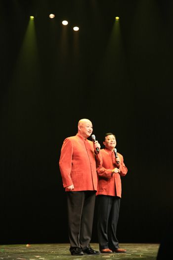 中國僑網(wǎng)相聲演員陳寒柏,、王敏表演的相聲把現(xiàn)場觀眾逗得哈哈大笑。邱佳毅 攝