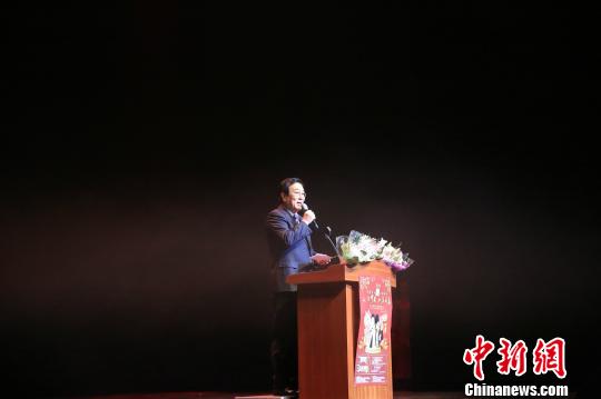 2016年“文化中國(guó)·四海同春”藝術(shù)團(tuán)慰?jī)S演出在韓國(guó)釜山市BEXCO劇場(chǎng)舉行。韓國(guó)釜山市長(zhǎng)徐秉洙攜夫人權(quán)順真出席了本場(chǎng)演出,中方代表中國(guó)駐釜山總領(lǐng)館總領(lǐng)事閻鳳蘭等陪同觀看,?!∏窦岩恪z