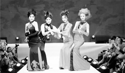 圖為在“2015中國(guó)旗袍會(huì)第二屆中國(guó)旗袍大賽”頒獎(jiǎng)盛典上,來自全球各地的選手表演節(jié)目。