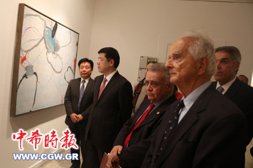 中外賓客在參觀展覽,。(希臘《中希時(shí)報(bào)》)