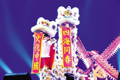 1月17日下午,,2016年“文化中國(guó)·四海同春”藝術(shù)團(tuán)首爾站在韓國(guó)廣播公司舉行了慰?jī)S專場(chǎng)演出,。圖為當(dāng)?shù)爻r族人表演的舞龍舞獅。