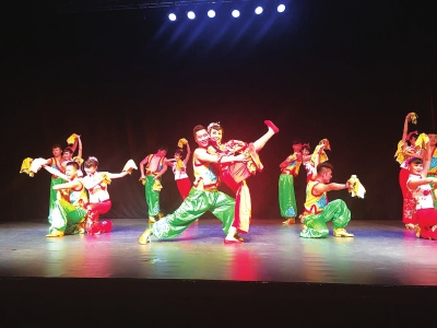 演員正在表演舞蹈《關(guān)東情》,。(龔保華