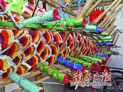 火龍身上放滿(mǎn)了各式的煙花,。(何森垚