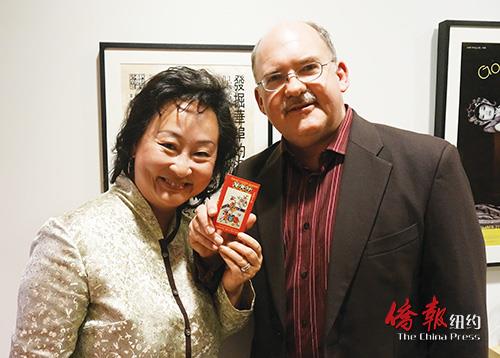 全英文袖珍黃歷編撰者李正欣與司馬勤夫婦。