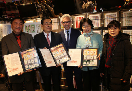 利夫基茨,、李少平公參,、李中耀教授,、李曉紅副教授,、劉望春一秘展示12生肖郵票。(法國《歐洲時報》/黃冠杰