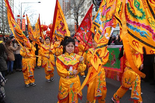 彩妝游行以其鮮艷的民族服飾備受歡迎,。(法國《歐洲時報》)