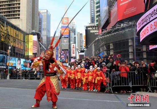 當(dāng)?shù)貢r間2月6日,“美猴王”六小齡童帶領(lǐng)“百猴”的快閃藝術(shù)表演在美國紐約時報廣場精彩亮相,,迎接即將到來的中國農(nóng)歷猴年春節(jié),,并向紐約市民以及各國游客傳遞中華生肖文化的魅力。中新社記者