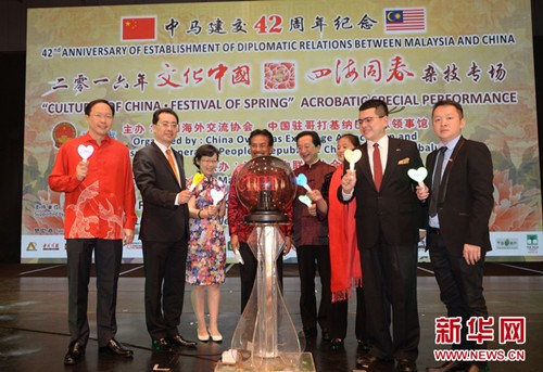 圖為四海同春亞洲藝術(shù)團(tuán)團(tuán)長朱柳(左二),、中國駐哥打基納巴盧總領(lǐng)事陳佩潔(左三),、沙巴州首席部長穆薩•阿曼(中)、中國駐馬來西亞大使黃惠康夫婦(左五,、左六),、沙巴馬中聯(lián)誼協(xié)會(huì)會(huì)長胡逸山(右二)為演出揭幕