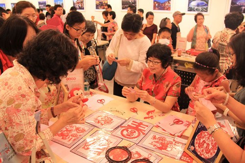 在場泰國民眾學(xué)習(xí)京派剪紙,。記者張志文