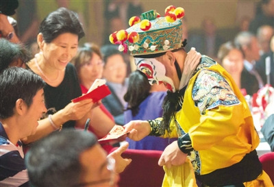 2月10日,,“國(guó)風(fēng)秦韻——陜西民俗新春歌舞”在澳大利亞悉尼上演。圖為扮演“孫悟空”的演員與觀眾互動(dòng),。(朱宏業(yè)