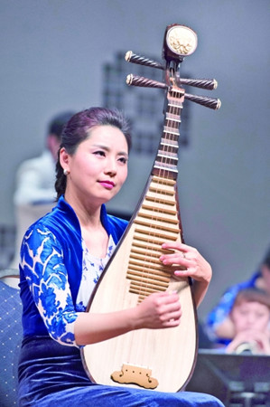 廣東民族樂團(tuán)“歡樂春節(jié)”歐洲巡演,。圖為藝術(shù)家在荷蘭海牙演奏《趕花會(huì)》。(陳益宸