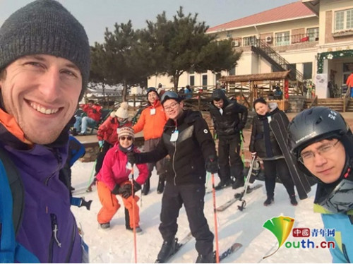 李牧與公司員工參加滑雪活動