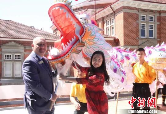 龍燈被贈與珀斯市(棲霞區(qū)統(tǒng)戰(zhàn)部供圖)
