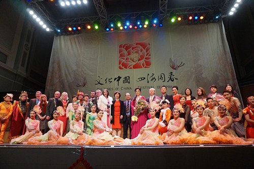 四海同春走近北愛爾蘭晚會(huì)結(jié)束演員和嘉賓們合影,。(《歐洲時(shí)報(bào)》/高洋