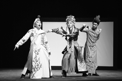 京劇《浮士德》劇照,,左一為浮士德,,右一為魔非