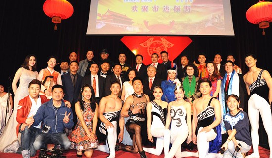 中國駐匈牙利大使段潔龍,、大使夫人李蓓,、中國僑聯(lián)親情中華新春巡演訪匈團團長郭敏燕、匈華總會執(zhí)行主席劉文建,、匈華總會副主席陳月平,、匈華婦聯(lián)總會會長林盛琴、匈華聯(lián)誼會會長林達夫等與演員親切握手和合影,,祝賀演出晚會獲的圓滿成功,。