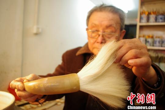 盛松柏說(shuō),制作毛筆是一個(gè)細(xì)致活,枯坐燈前,,需要靜得下心,沉得住氣,。制作毛筆第一道工序是“選毛”,,根據(jù)繪畫(huà)要求選擇不同的毛,比如畫(huà)工筆畫(huà)的線條,,需要用野兔毛,,因?yàn)橥妹许g性,畫(huà)青花需要用純羊毛,,因?yàn)檠蛎院?,黃鼠狼毛則用于采色,在繪畫(huà)中虛化,、中和不同顏色,。 王昊陽(yáng) 攝