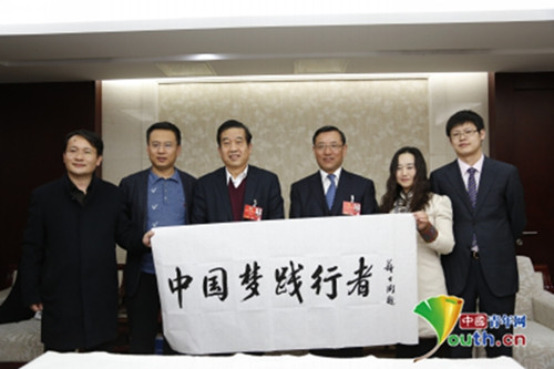 全國政協(xié)常委蘇士澍為中國青年網(wǎng)題詞“中國夢踐行者”,。中國青年網(wǎng)記者