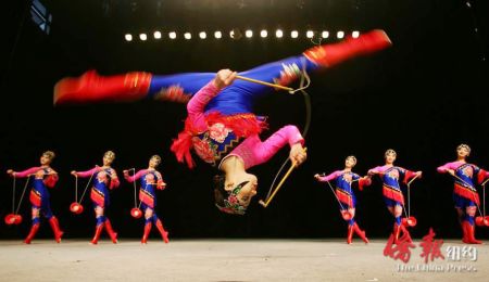 圖為新上海馬戲團的雜技表演,。(新上海馬戲團提供)