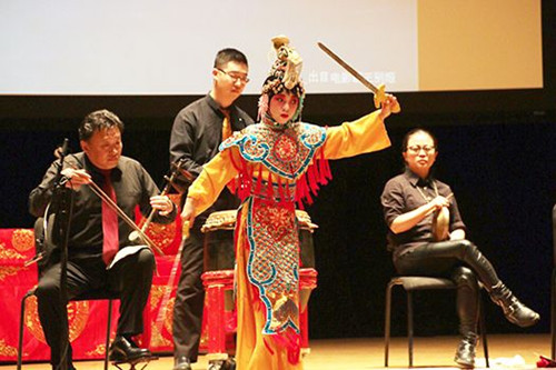《霸王別姬》節(jié)選,表演者黃朝云(美國(guó)《僑報(bào)》)