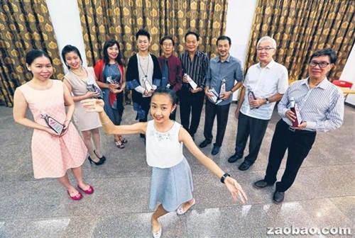 第二屆胡姬花獎得主,,從左至右是獲“優(yōu)秀演員獎”的徐燕妮,、唐素云、李肖玉,、任偉辰,,獲“卓越貢獻獎”的陳木輝和符青云,,以及南華儒劇社董事陳來順,、海南協(xié)會副主席厐威和平社顧問嚴忠勝。中間是新苗獎得主陳緯恬。(新加坡《聯(lián)合早報》/梁麒麟