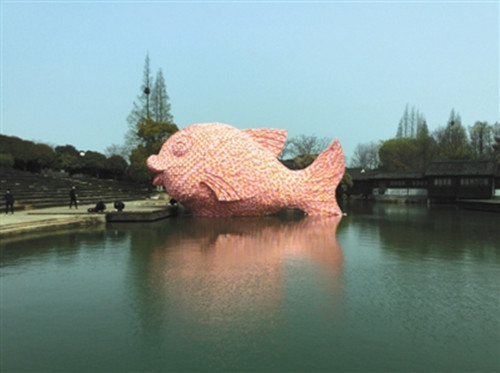 搭建完成后的粉紅色“浮魚”與水劇場形成鮮明的反差(何建為