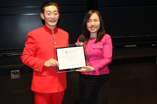 六小齡童受邀參加哈佛名家講壇,,哈佛中國學(xué)聯(lián)主席孫陸(右)為他頒發(fā)“哈佛名家講壇”證書。(美國《世界日報》/俞國梁