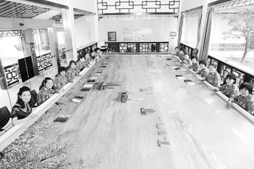 2012年,,姚建萍領(lǐng)銜帶領(lǐng)團隊創(chuàng)作蘇繡巨作《春早江南》