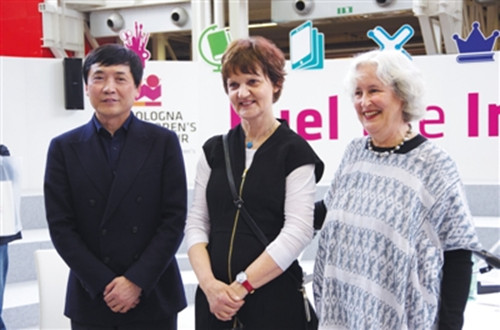 4月4日,意大利博洛尼亞國際童書展上,中國兒童文學作家曹文軒(左)榮獲2016年國際安徒生獎