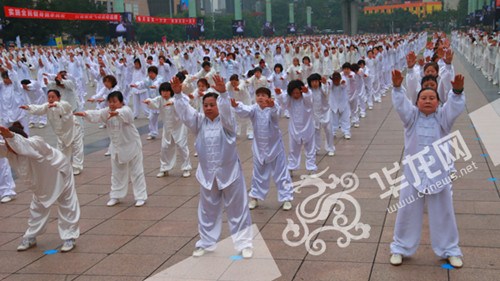 21日,,2016年全國(guó)百城健身氣功交流展示系列活動(dòng)大賽啟動(dòng)儀式在重慶市奧體中心體育大廣場(chǎng)舉行,。組委會(huì)供圖