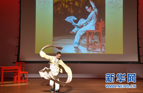 4月29日晚,,牟元笛在演出現(xiàn)場表演“水袖”,。(楊賽