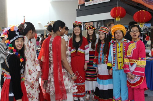 堪薩斯城亞洲文化節(jié)會(huì)場(chǎng),,穿戴中國(guó)民族服飾的女孩成為全場(chǎng)注目焦點(diǎn)(美國(guó)《世界日?qǐng)?bào)》/郭明香