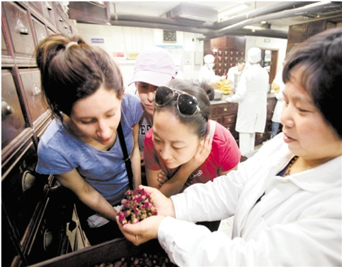 美國整脊療法學院27位學生在浙江省中醫(yī)院中藥房,了解中藥飲片的加工炮制及中藥材功效(于偉