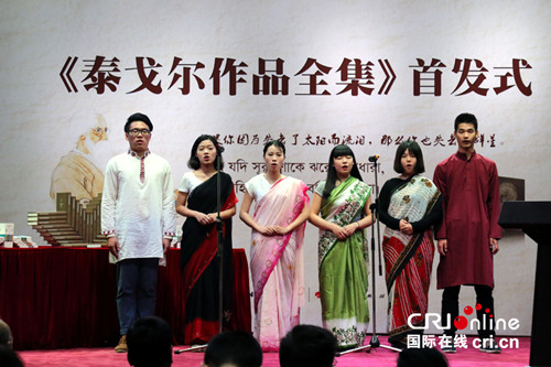 中國(guó)傳媒大學(xué)孟加拉語(yǔ)專業(yè)學(xué)生演唱泰戈?duì)柛枨ǜ哂?攝)