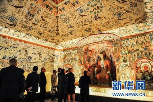5月6日,在美國洛杉磯,觀眾在“敦煌莫高窟:中國絲綢之路上的佛教藝術(shù)”展覽上欣賞由中國藝術(shù)家等比例復(fù)制的敦煌石窟藝術(shù)(張超群