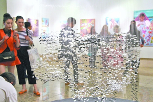 拉美及加勒比當(dāng)代藝術(shù)展上的作品吸引眾多觀眾(陳璐