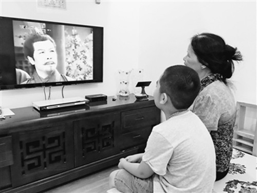 越南首都河內居民在家中觀看越南國家電視臺第二頻道播出的中國電視劇《三國演義》(劉剛