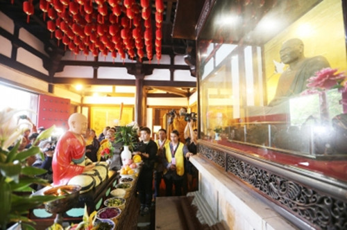 大明寺鑒真紀(jì)念堂里,,新老鑒真像似在互致問候(張卓君